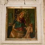 Voltandoci sulla parete destra notiamo una seconda tela, probabilmente ottocentesca e di meno pregevole fattura rispetto a quella dedicata al santo, che raffigura la Madonna di Pompei inserita in una cornice di pietra bianca